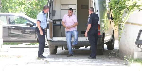 Poliţistul este acuzat de ucidere din culpă şi fugă de la locul accidentului 