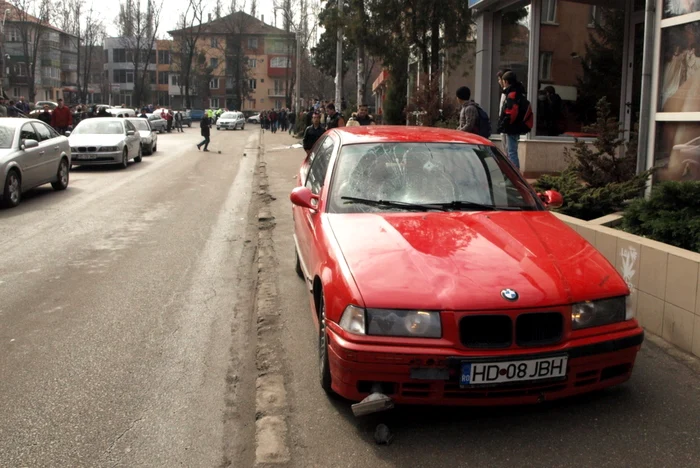 Şoferul maşinii a pierdut controlul direcţiei şi a rănit o femeie.FOTO D.Guţă