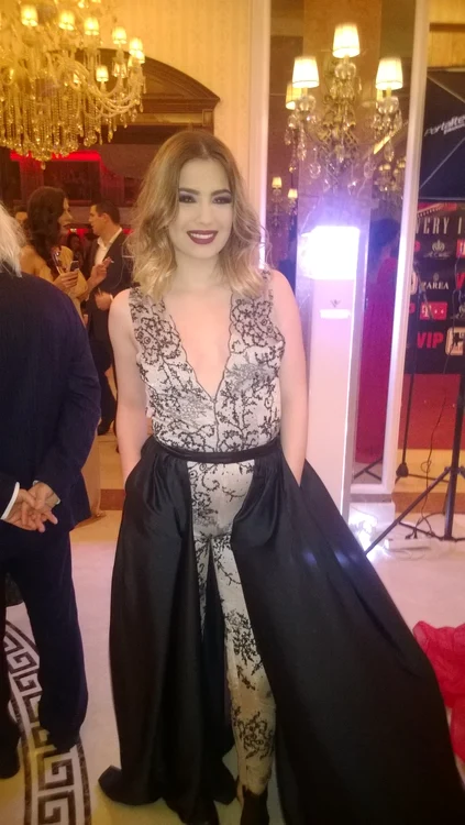 Calina a atras toate privirile asupra ținutei sale cu un decolteu foarte adânc