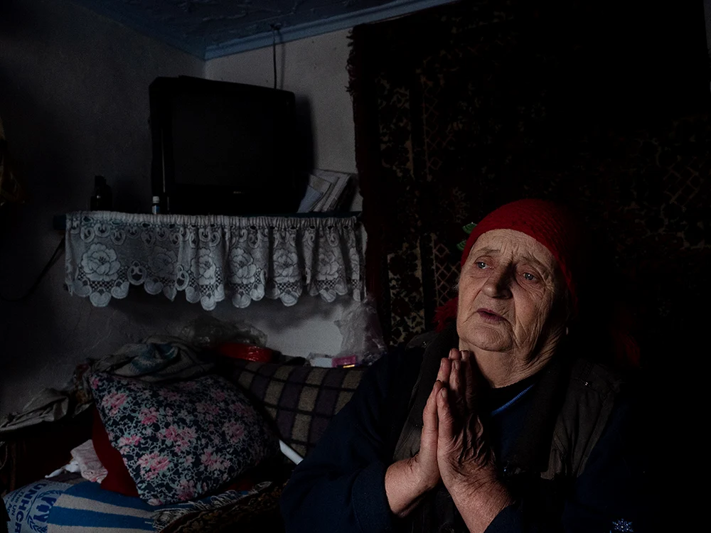 Bătrânele  se roagă să reziste. Foto: GettyImages