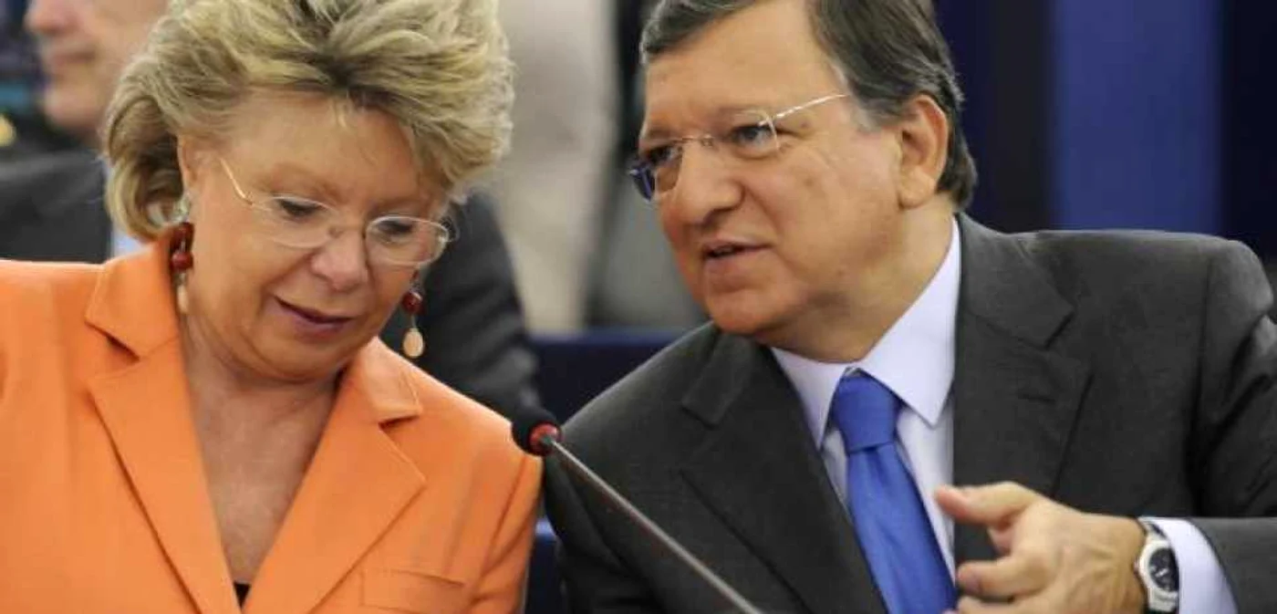 Cei doi lideri ai Comisiei Europene, Comisarul pentru Justitie, Viviane Reding, si presedintele CE, Jose Manuel Barroso