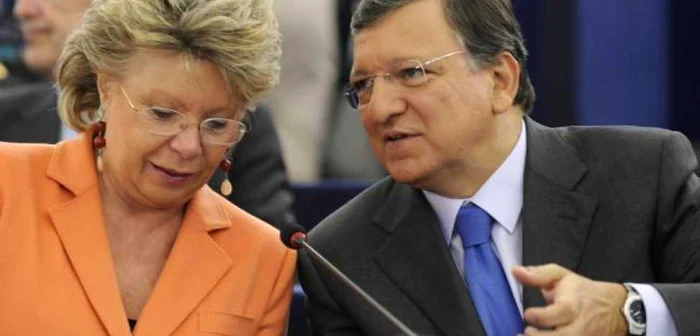 Cei doi lideri ai Comisiei Europene, Comisarul pentru Justitie, Viviane Reding, si presedintele CE, Jose Manuel Barroso