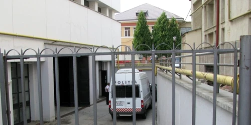 Băcăuanul va trebui să le explice anchetatorilor ce avea în plic