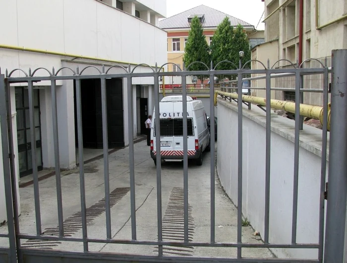Băcăuanul va trebui să le explice anchetatorilor ce avea în plic