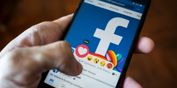 Facebook - telefon - emoticon FOTO Shutterstock 