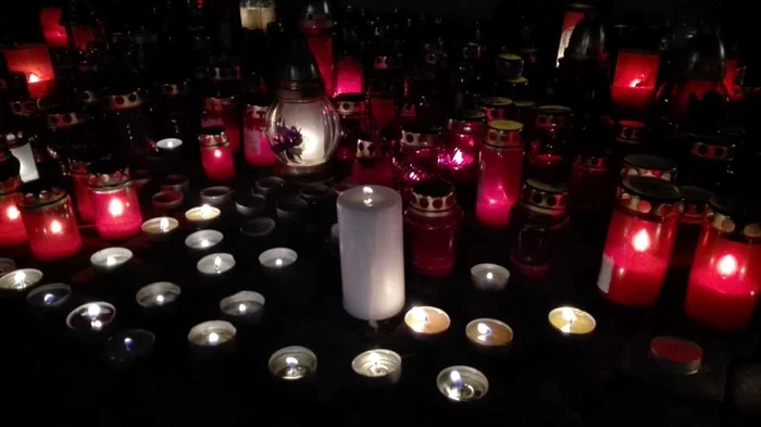 Imagine de la protestele de la Cluj. Micul altar făcut în Piaţa Unirii FOTO: Adevărul