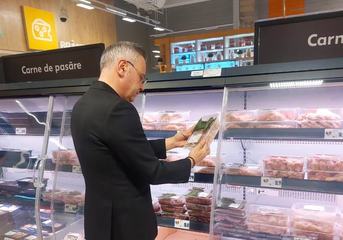 Ministrul Agriculturii, Florin Barbu, verifică carnea din supermarket FOTO: Facebook/Florin Barbu