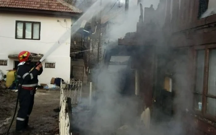 Incendiul s-a produs din cauza coşului de fum