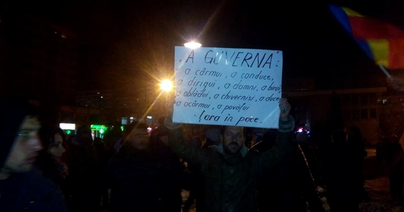 Proteste la
Piteşti. Peste 2.000 de oameni au strigat: „La venirea nopţii, eliberaţi
hoţii!”