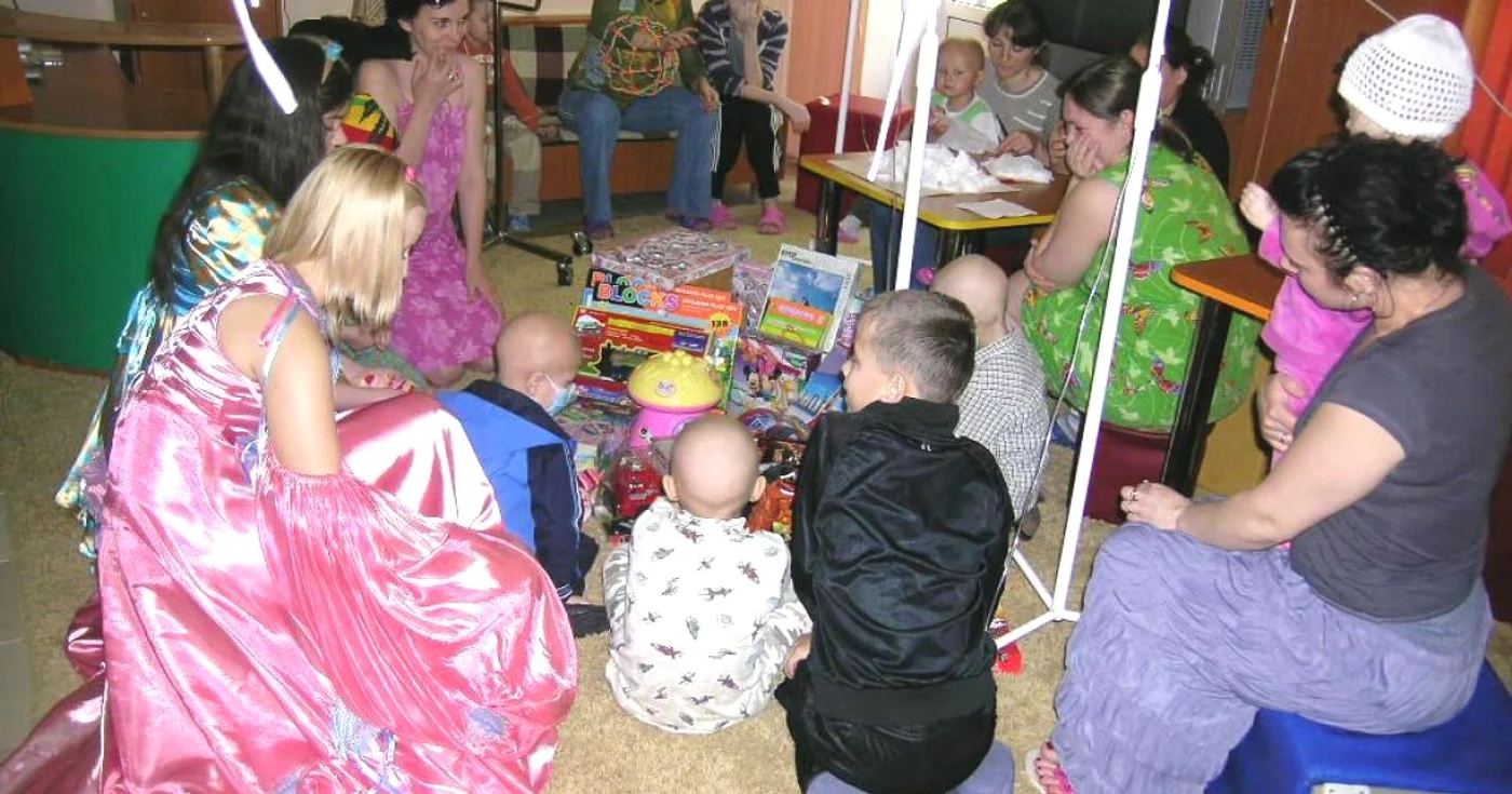 Angajații Le Bridge au adus jucării copiilor de la Institutul Oncologic