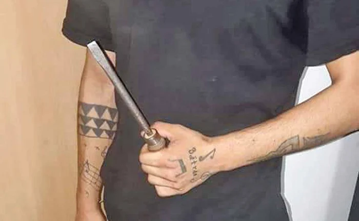 
    Hoţul a spart uşa boxei folosind o şurubelniţă  