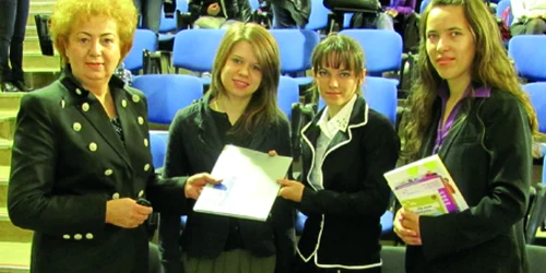 Floare Floruţiu, directoarea BNR Bihor, a stat de vorbă cu studentele Natalia Gavriş, Sorina Pop şi Ioana Puie