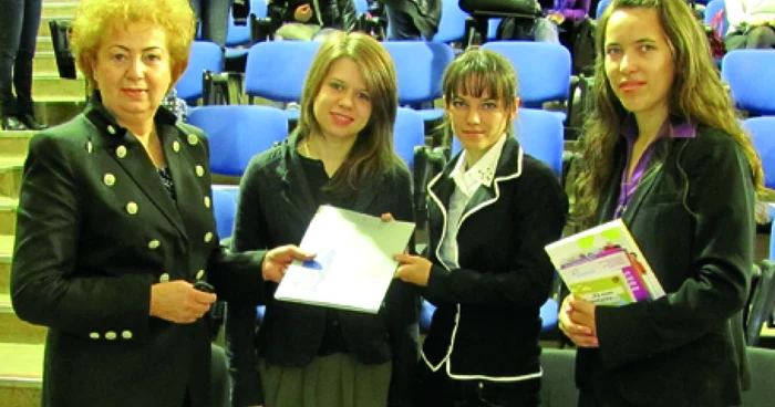 Floare Floruţiu, directoarea BNR Bihor, a stat de vorbă cu studentele Natalia Gavriş, Sorina Pop şi Ioana Puie