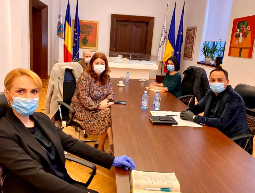 
    Șefii din Primăria Capitalei lucrează la birou, dar au sporuri de condiții vătămătoare  