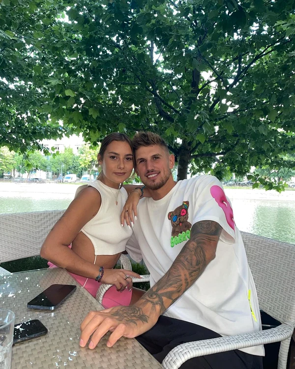 Alexandra și Alex au ieșit împreună în oraș