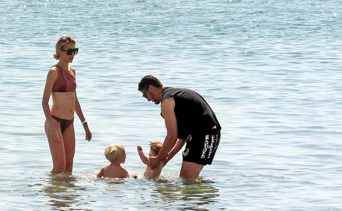 Ioana îl soarbe din priviri pe Ciprian Marica, preocupat să-și învețe fiii, Albert și Ethan, să înoate