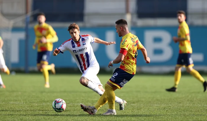 Ripensia Timișora (în galben și roșu) se desființează (FOTO: Sportpictures)