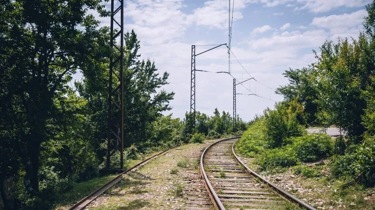 Haos pe calea ferată spre litoral. Circulația trenurilor, blocată între două stațiuni importante din cauza unei șine rupte