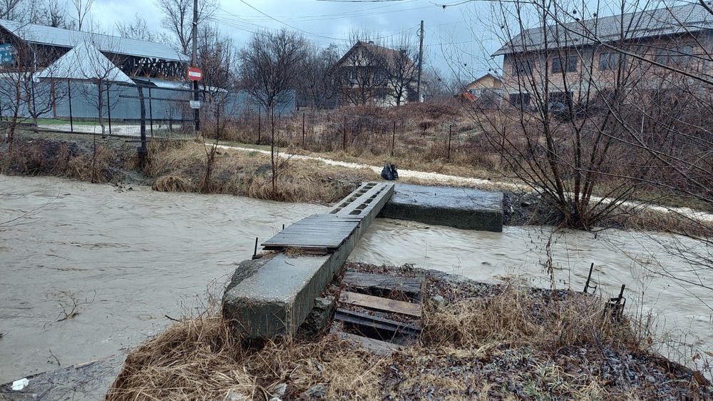Un bărbat care a căzut într-un pârâu este căutat de trei zile de pompieri
