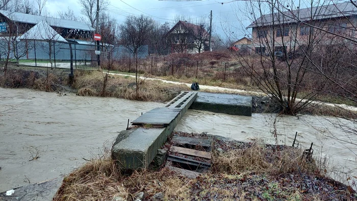 Puntea improvizată de pe care a căzut bărbatul. FOTO ISU Argeș
