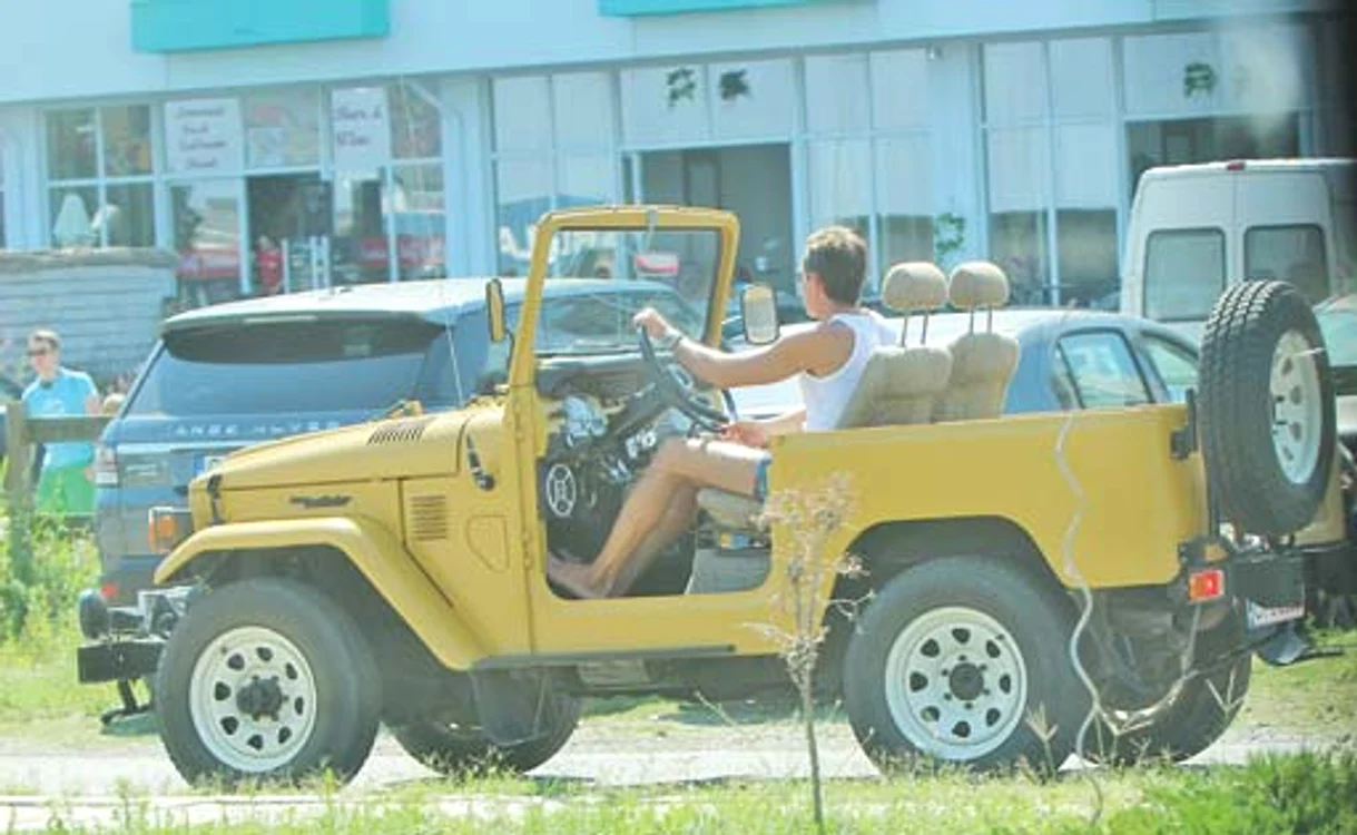 Mazăre face senzaţie pe Litoral cu jeep-ul lui galben