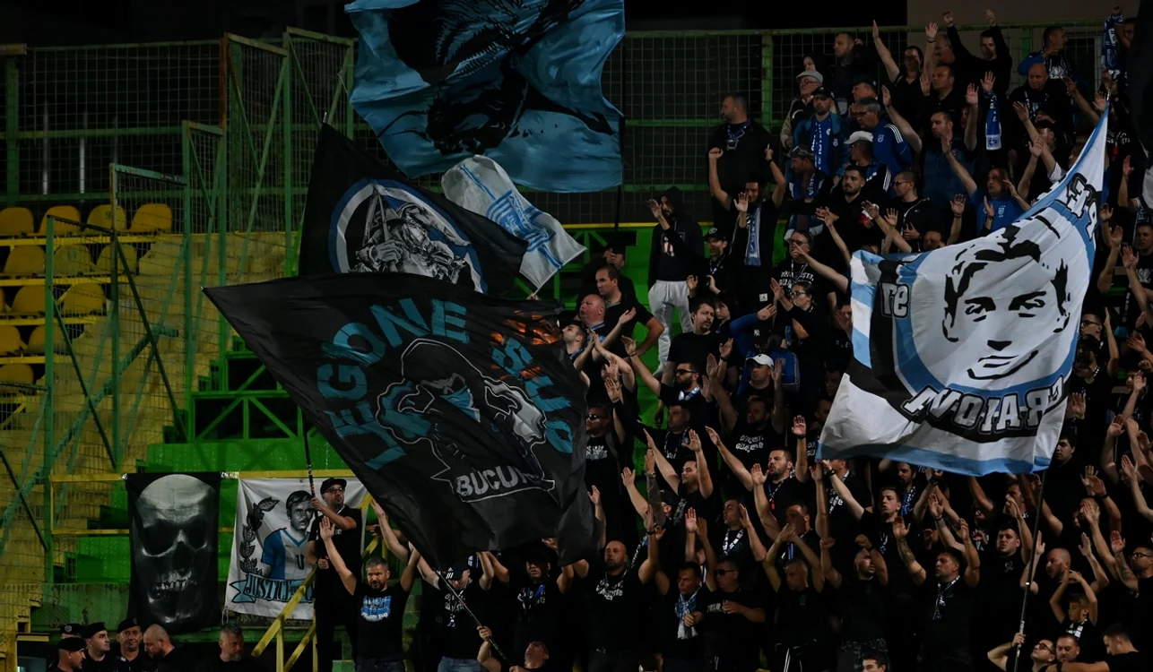 Meciul a început cu întârzieri, după ce a picat nocturna (FOTO: Sportpictures)