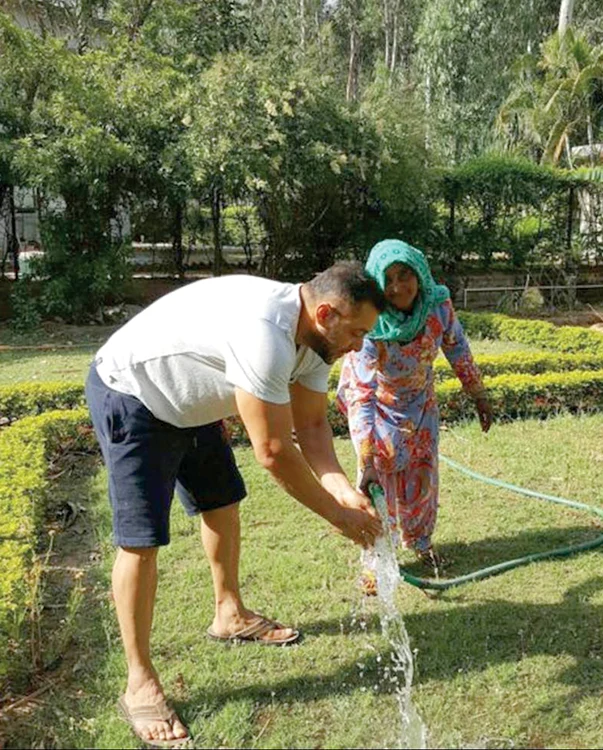 În fotografia în care Salman este ajutat de o femeie să se spele pe mâni, se vede perfect inelul care pare de logodnă