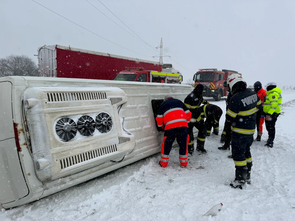 În micobuzul răsturnat se aflau 16 persoane. Foto: Facebook/Departamentul pentru Situații de Urgență