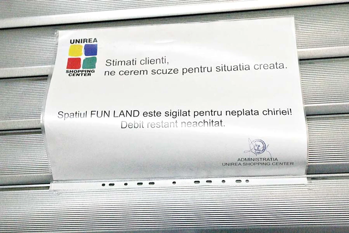 Un mesaj postat pe  uşă anunţa clienţii că  “Disneylandul“ s-a închis