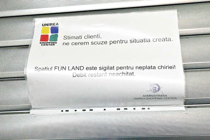 Un mesaj postat pe uşă anunţa clienţii că “Disneylandul“ s-a închis