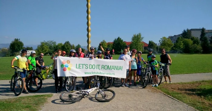 Bicicliştii au pornit în căutarea locurilor poluate cu gunoaie                                            FOTO: Trix Land