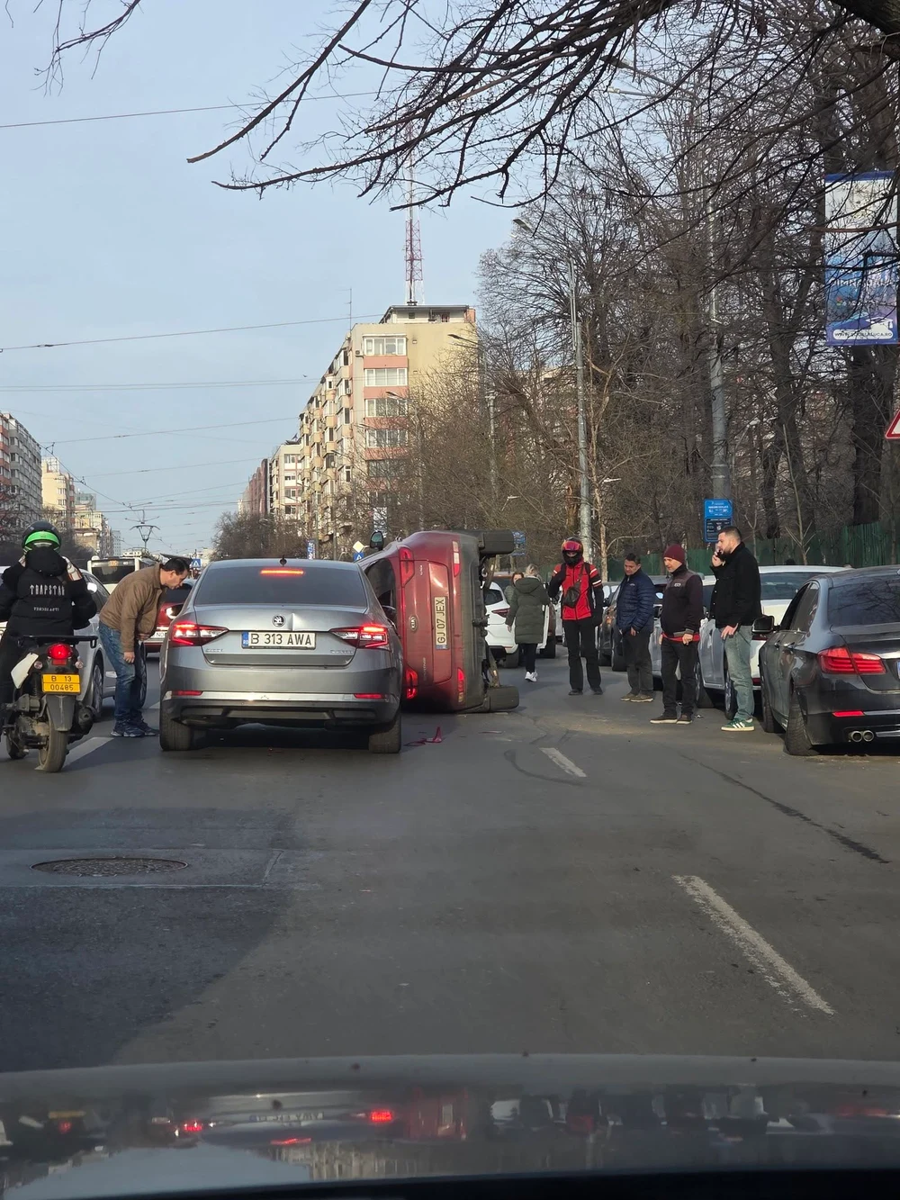 Accident grav lângă Spitalul Colentina, în București: șase mașini implicate, una s-a răsturnat. O femeie rănită a ajuns la spital