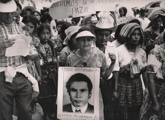 http://travelerphotographs.blogspot.com/2008/02/guatemala-civil-war-photographs.html