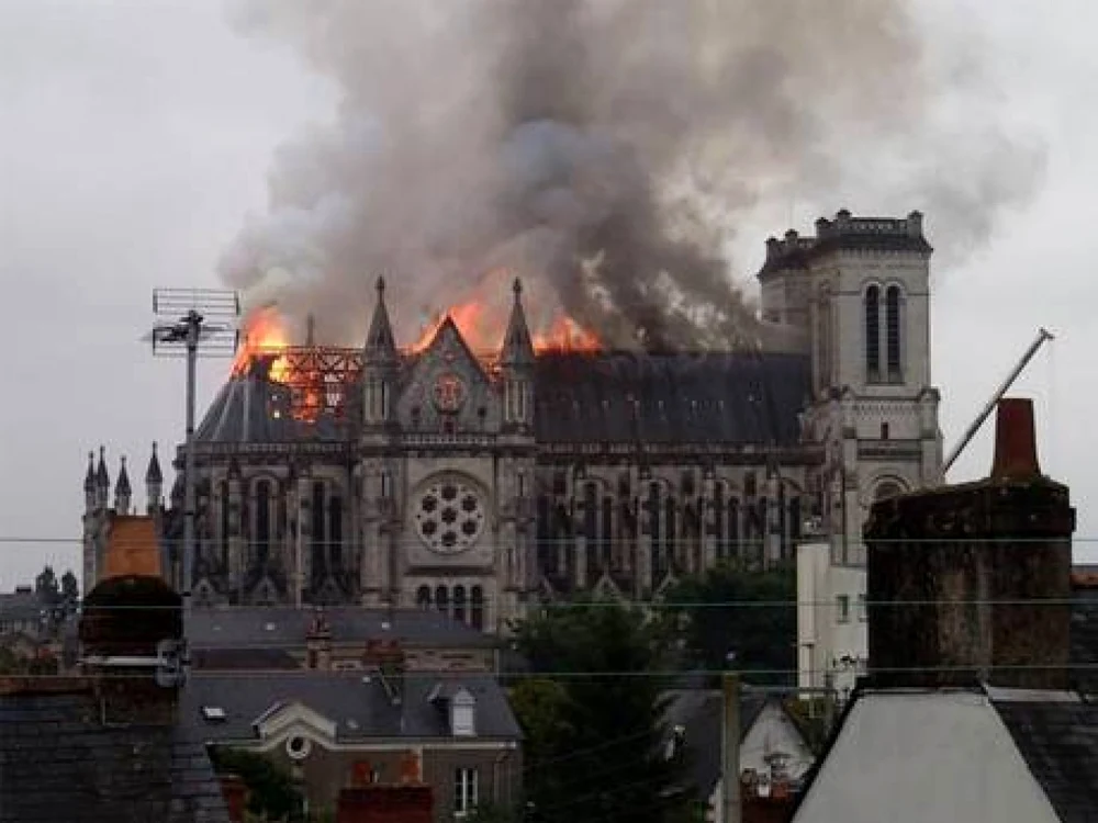 40 de pompieri au fost trimişi la faţa locului, pentru a se lupta cu flăcările din Bazilica Sfântul Donatien din Nantes, inclusiv un elicopter, însă acoperişul a fost deja distrus FOTO Maxime Claval/ Twitter