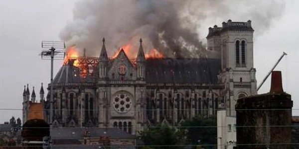Incendiu la Bazilica Saint Donatien din Nantes FOTO Twitter