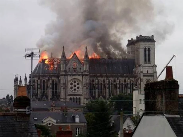 40 de pompieri au fost trimişi la faţa locului, pentru a se lupta cu flăcările din Bazilica Sfântul Donatien din Nantes, inclusiv un elicopter, însă acoperişul a fost deja distrus FOTO Maxime Claval/ Twitter