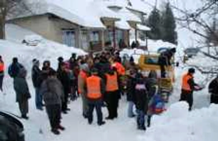 Ajutoarele din Neamţ au ajuns la sătenii din Vintileasca