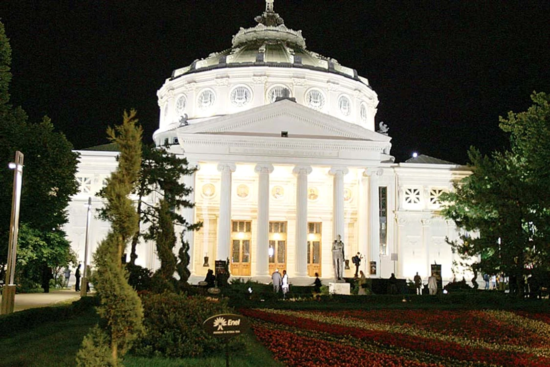 Culorile luminilor se  schimbă la intervale  de 20 de secunde