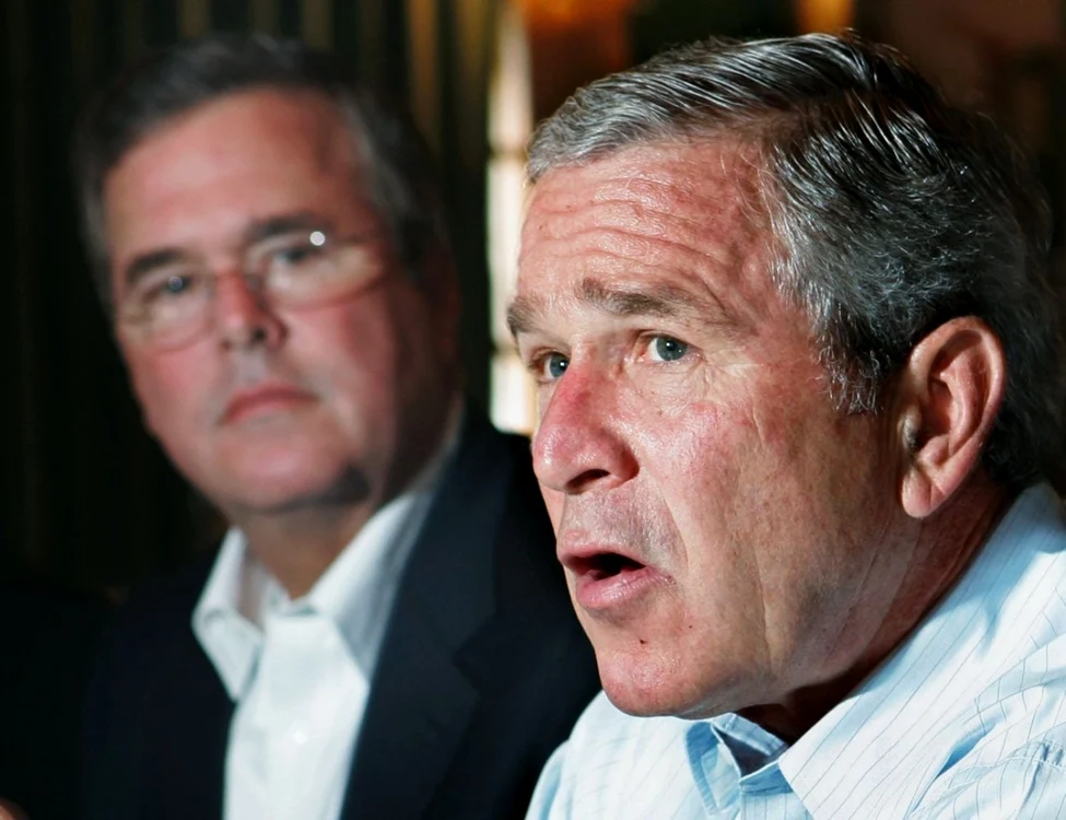 George W. Bush şi fratele său Jeb Bush, la o întâlnire cu lederii de afaceri în Miami, în anul 2006 FOTO Reuters