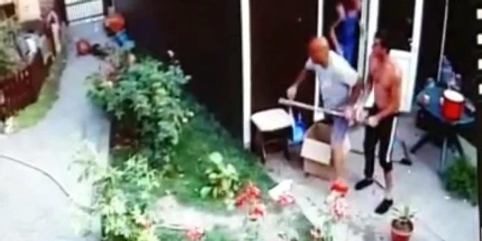 Captură video Momentul în care Petre Firu, zis Pistolaru' (tricou alb) intră în curtea vecinilor