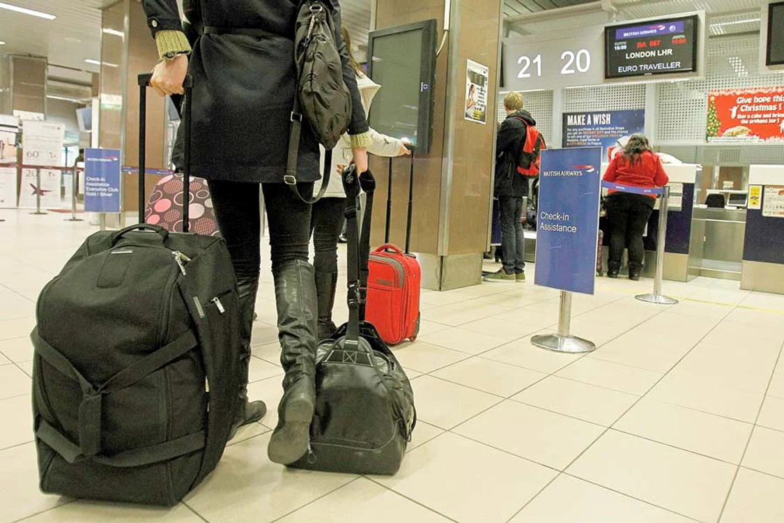 
    Pe 1 ianuarie, doar câţiva români  așteptau pe Aeroportul Otopeni  să se îmbarce către Londra (Fotografii: Reuters, PA)  