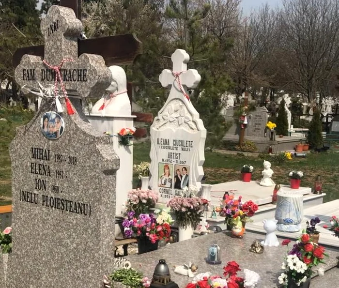 
    Pe cavou sunt flori și îngerași din marmură și bronzfoto: BLITZ / CLICK!  