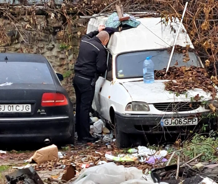 Cadavrul a fost găsit într-o mașină scoasă din uz Foto: Poliția Locală Târgu Jiu