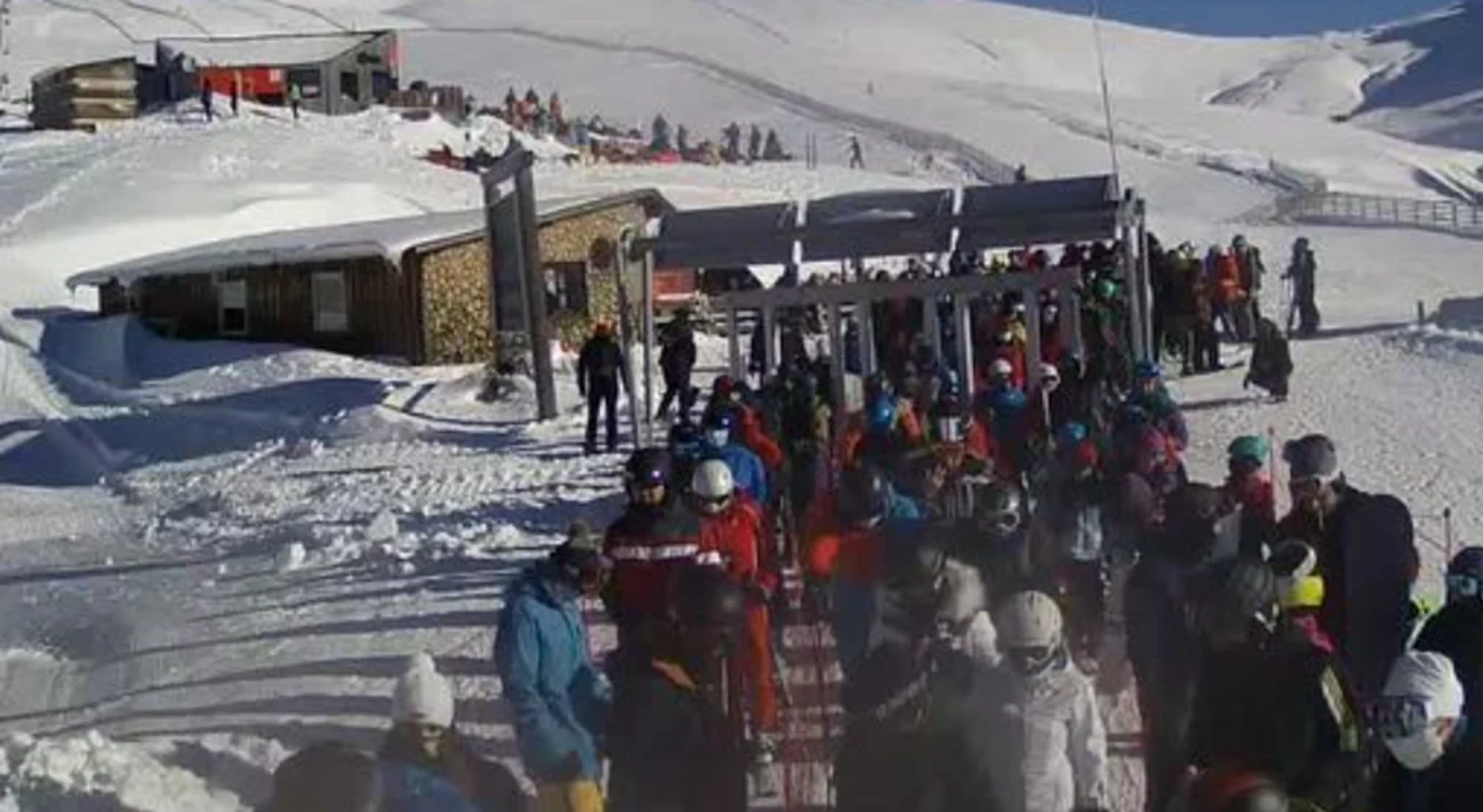 Astăzi a fost coadă mare la telescaunul din Valea Soarelui