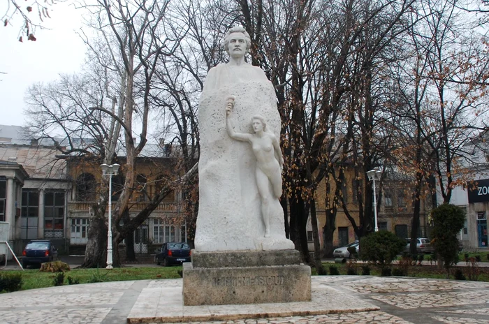 Statuia lui Mihai Eminescu din parcul Central al Galaţiului