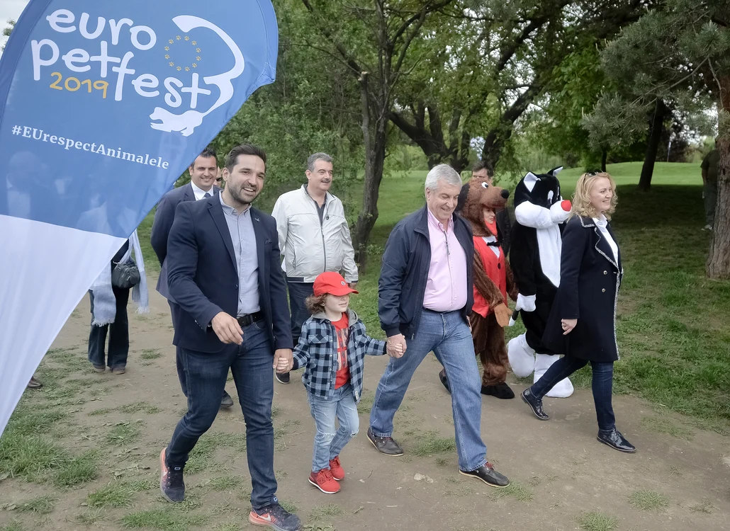 Preşedintele Senatului i-a făcut pe plac fiului lui cel mic şi l-a dus în parc la PetFest, un eveniment de la care bucureştenii au posibilitatea să adopte un patruped.Foto: Mediafax
