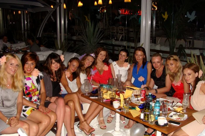 
    Mădălina Drăghici alături de prietene  