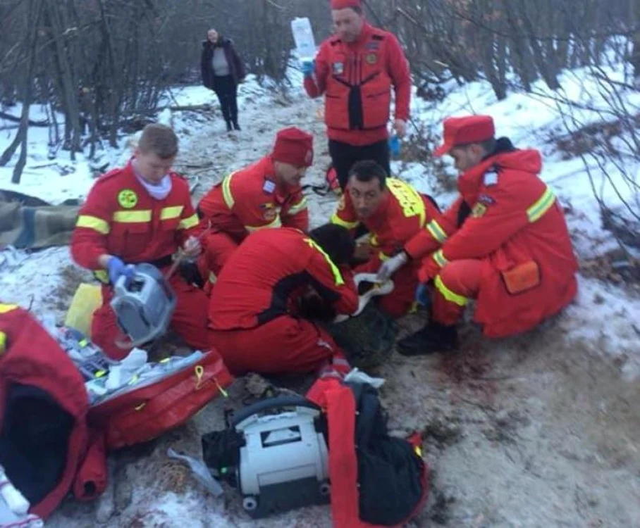 Personalul SMURD a încercat în zadar să-l resusciteze pe bărbatul călcat în picioare de cai. FOTO: Digi 24