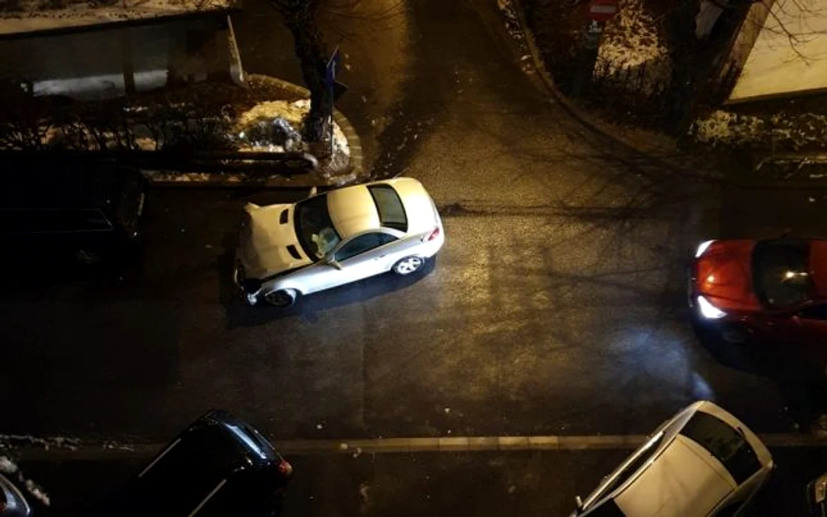
    Mașina condusă de polițistul băut a fost găsită aproape de locul accidentuluiFOTO Facebook Radare Maramureş  