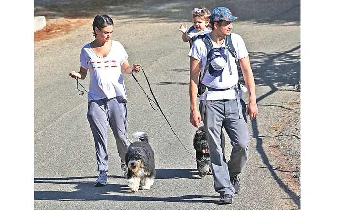 
    În ţinută modestă la plimbare cu soţul, Ashton, şi fiica, WyattFoto: Hepta  